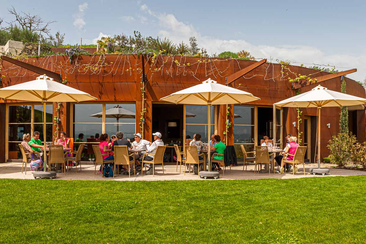 Entspannt genießen auf der Panorama-Terrasse der Tenuta Sanoner / © Foto: Georg Berg