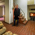 Matthias Trum, Inhaber der Heller Brauerei Schlenkerla vor dem offenen Feuer der Rauchdarre / © Foto: Georg Berg