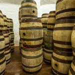 Im Felsenkeller am Stephansberg der Heller-Bräu, die seit 1866 von Familie Trum geführt wird. Brauer waren früher oft auch Büttner, die die Fässer herstellten / © Foto: Georg Berg