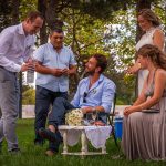 Bei einer bulgarischen Hochzeit sind die Trauzeugen die wichtigsten Gäste. Das Brautpaar muss sie den ganzen Hochzeitstag lang bedienen / © Foto: Georg Berg