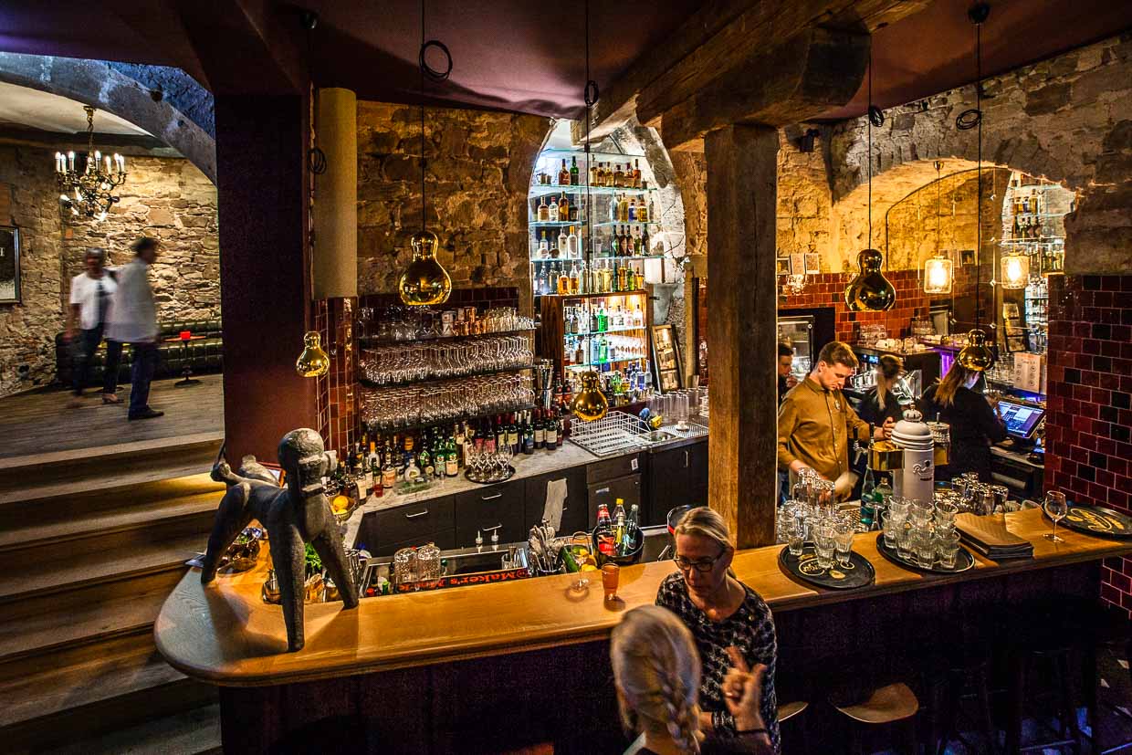 El centro de atracción por la noche: el Pudelbar. Al menos tan digno de mención como el caniche es el revestimiento del bar. Está hecha con la chapa oxidada de un viejo granero que Rainer Holzhauer descubrió a caballo durante un paseo / © Foto: Georg Berg