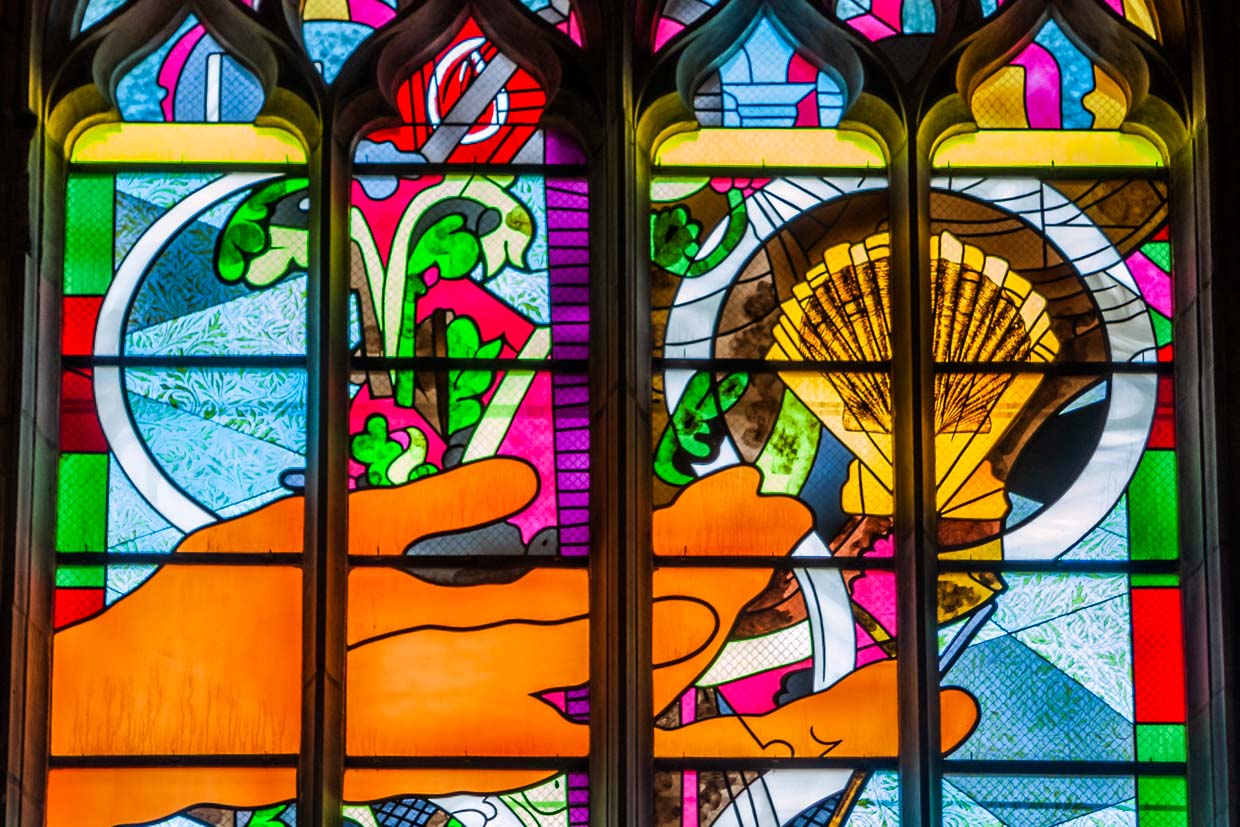 Vidriera de la catedral de Saint-Cyr-Sainte-Julitte, Nevers, diseñada por Jean-Michel Albèrola: Misterio de María y resurrección de Jesús / © Fotografía: Georg Berg