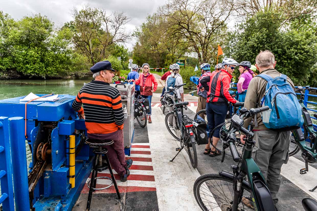 Un grupo de ciclistas cruza la Charente en ferry / © Foto: Georg Berg