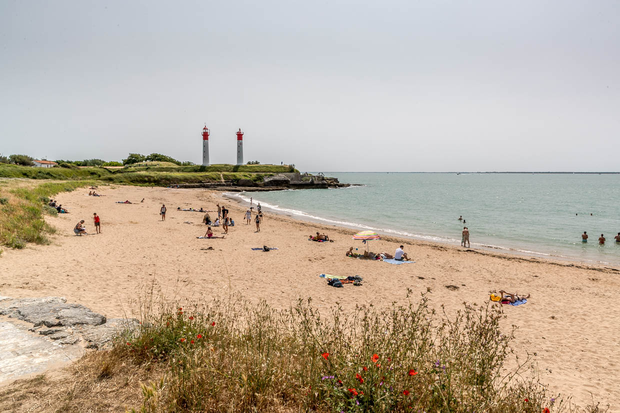 Una de las cinco playas de la isla de Aix con vistas a los dos faros / © Foto: Georg Berg