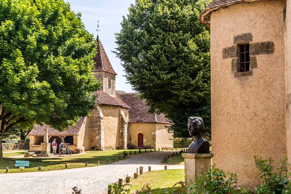 Stehle mit einer von Büste Frederique Chopin vor dem Eingang des Landguts Nohant, Wohnsitz von George Sand. Im Hintergrund die kleine Kirche von Nohant. Der Musiker und Komponist war 9 Jahre mit George Sand liiert und verbrachte viel Zeit auf Nohant. Hier entstanden ab 1839 einige seiner wichtigsten Werke / © Foto: Georg Berg