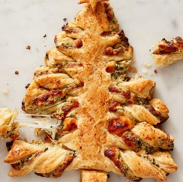 Cheesy Spinach Dip Christmas Tree cheesy spinach dip pull apart christmas tree