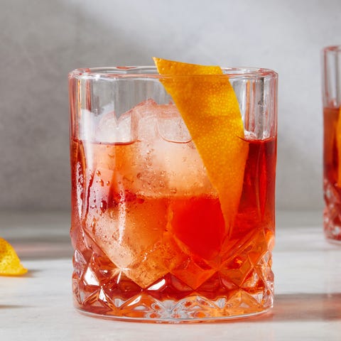 Negroni negroni cocktail with an orange peel garnish