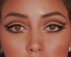 70s Makeup Styles, 70s Glam Makeup Eyes, 40s Makeup Look, Great Gatsby Make Up, 50's Makeup, 70s Makeup Brown Eyes, 60s Aesthetic Makeup, 60s Wedding Makeup, 60s 70s Makeup