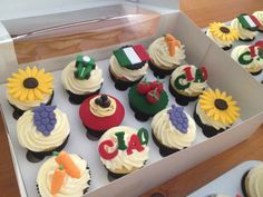 cupcakes decorated in the colors of italy and france are on display for people to eat