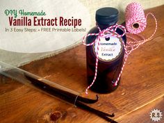 homemade vanilla extract recipe in 3 easy steps and free printable label on wooden table