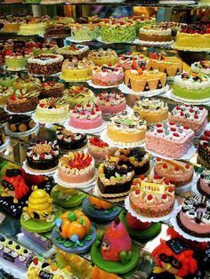 there are many different cakes on display in the store for everyone to know what they are