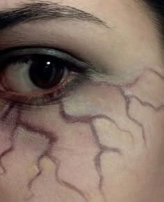 Vampire Face Makeup, Costume Halloween Vampire, Halloween Sfx Makeup Easy, Makeup Looks Scary, Vampire Makup, Easy Spooky Makeup, Vampire Halloween Aesthetic, Scratch Makeup, Scary Vampire Makeup