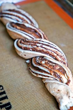 some kind of bread that is sitting on a mat