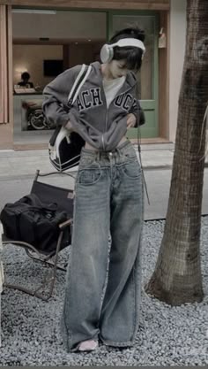 Streewear Style, Girl With Outfit, Korean Streetwear Girl, Fashion Asthetics, Cute Style Ideas, Outfits Cool Weather, Cute Korean Street Fashion, Woman Casual, Cute Denim Outfit