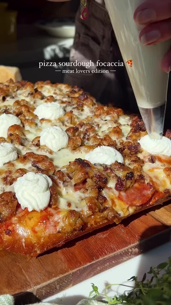 the ultimate pizza night upgrade… sourdough pizza focaccia: meat lovers edition!!! 🍕it’s crispy, chewy, cheesy, loaded with all the dreamy meat lovers toppings including creamy ricotta piped on top… full recipe is on my blog! or you can comment “recipe” for the direct link😌