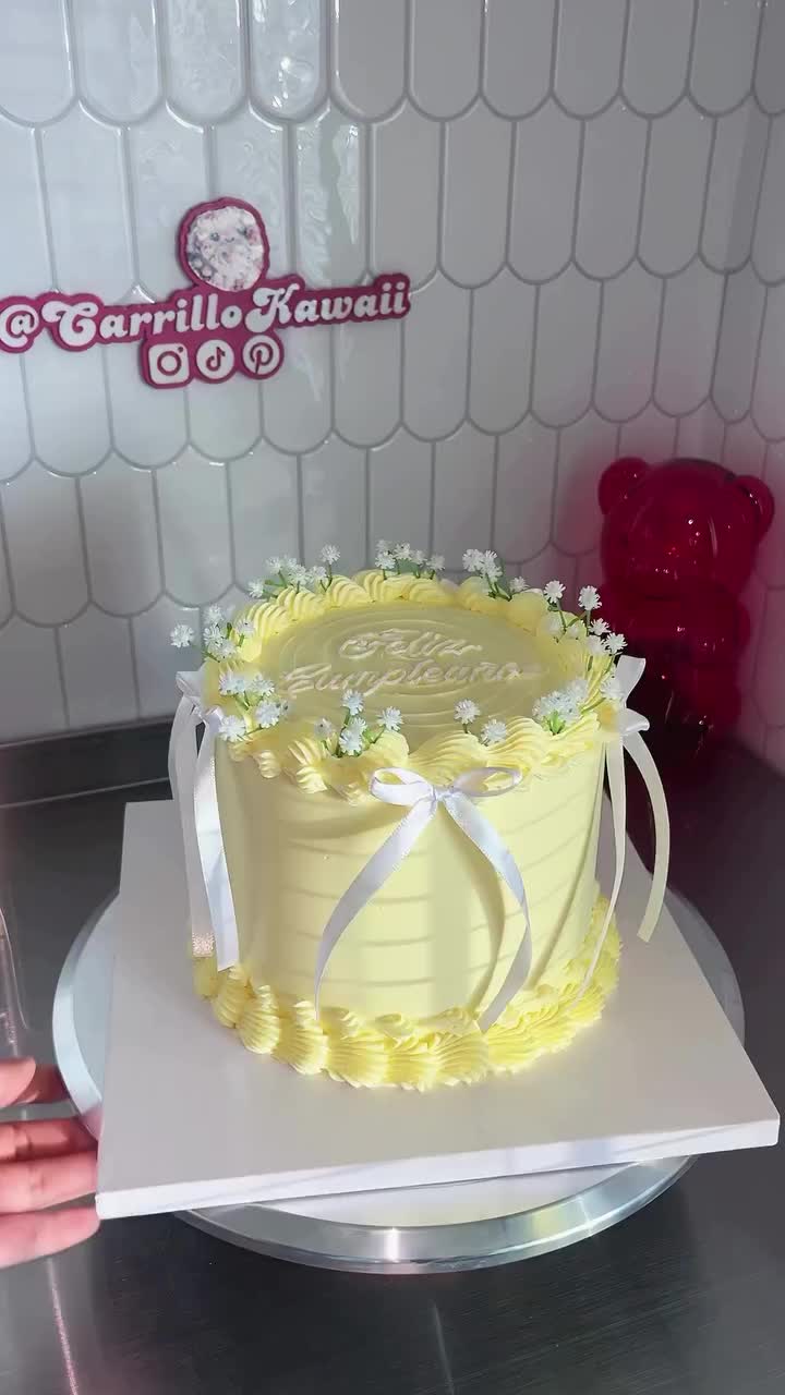 💛💐  - details - Size: 6” Flavor: Vanilla Buttercream: Strawberry . . . . . . #bakersfieldcakes #springcake #floralcake #yellowcake #babysbreathcake #paleyellow #pastelyellow #pastelamarillo #cake