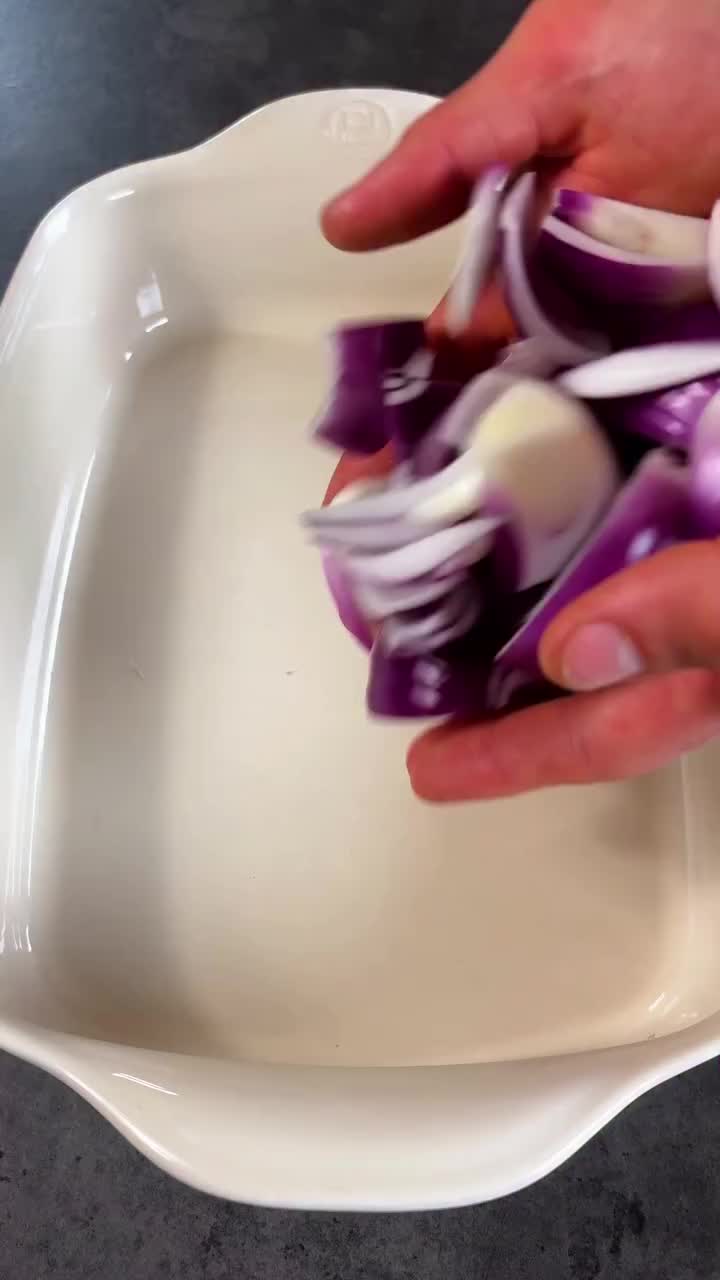 Roasted Pepper & Tomato Pasta😍  Summer is almost there and what's best than roasted red pepper and cherry tomatoes for a nice summery evening?!✨  Full of flavours, easy to make and creamy, clearly the meal you were looking for for your next get-together with friends!🥰  Hope you enjoy, we absolutely loved it!❤️  The full recipe with all the ingredients is in our Ultimate Pasta Cookbook, link in bio!  #pasta #roasted #foodie #food #tasty #creamy