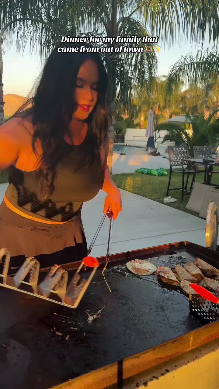 Cooked my birria in the crockpot and made some quesabirrias on the plancha 🔥 🔥 #fypツ #fypage #foryou #foryourpage #fypシ゚viral #food #Foodie #foodtiktok #cooking #MomsofTikTok #FoodTok #fypp #reels #reelsvideo #reelsinstagram