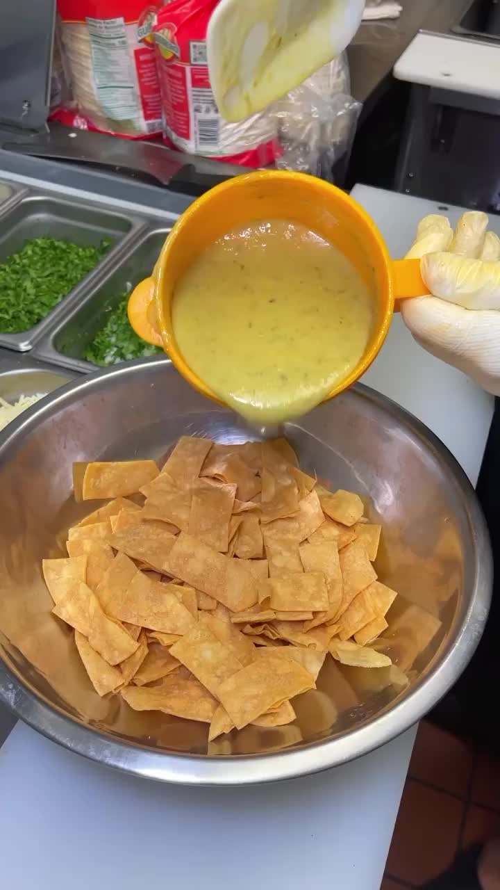 Who else LOVES chilaquiles? @birrieriaelzarape makes amazing spicy green chilaquiles, I got mine topped with birria, of course! #chilaquiles #chilaquilesverdes #chilaquileslover #chilaquilestime #birria #birriaderes #birrialovers #mexicanfood