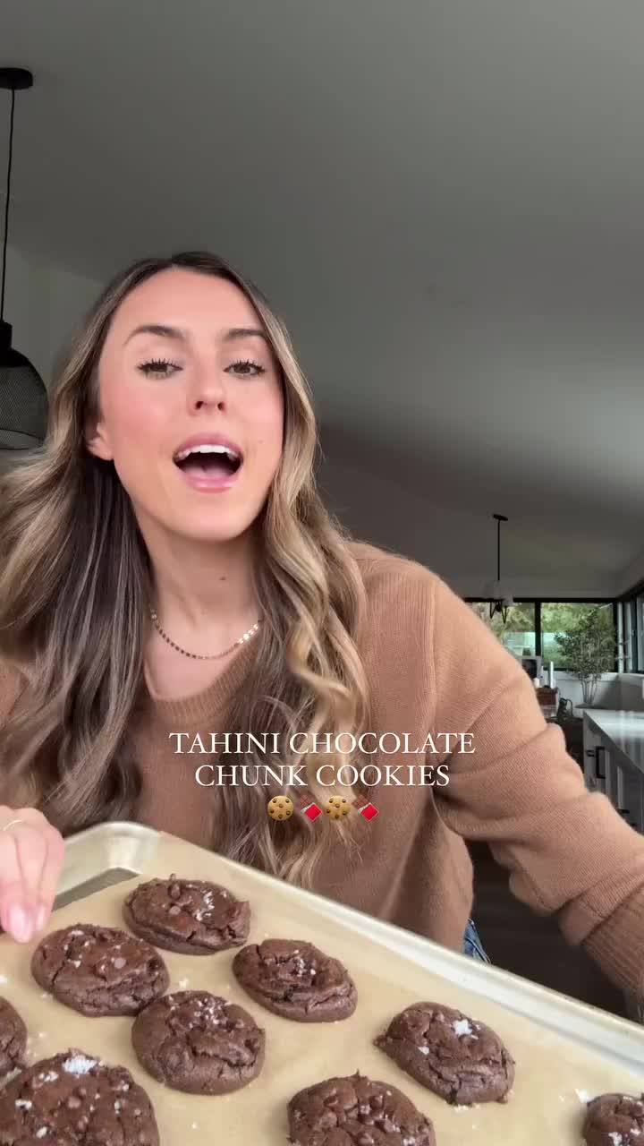 My fellow chocolate lovers, I have got the cookie recipe of your dreams with this one. Tahini Chocolate Chunk Cookies! They’re gluten-free, dairy-free and refined sugar-free and perfect dessert for the holiday season. Tap for the better-for-you cookie recipe!