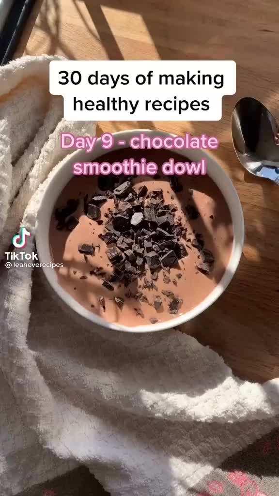 Healthy chocolate smoothie bowl credit:@Kelsey Skye