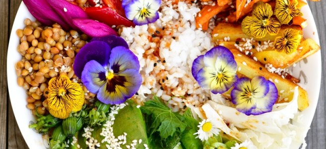 Kwiatowe Budda Bowl na 4 pory roku