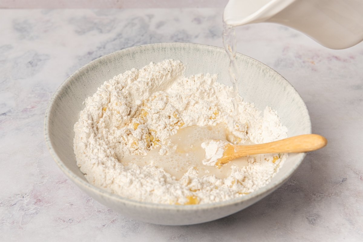 Agregando agua a la masa de empanadillas