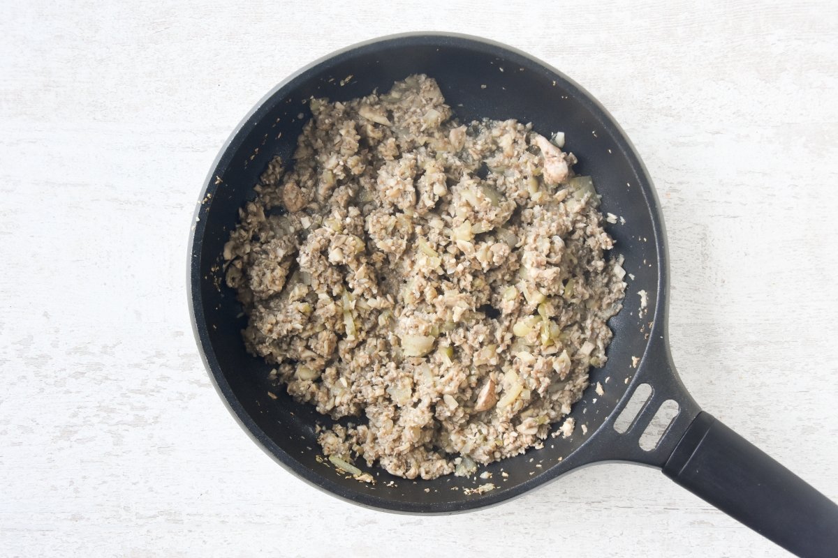 Cocinamos la cebolla con los champiñones