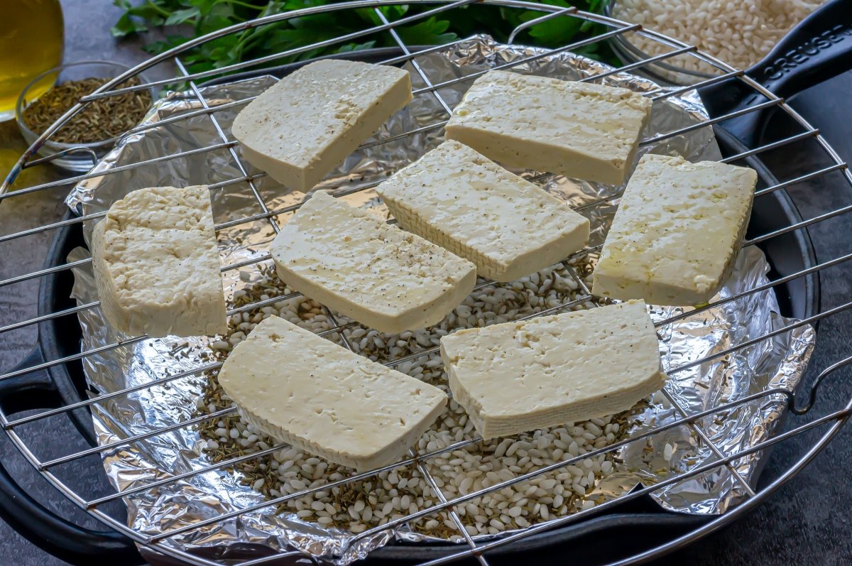 Colocar el tofu en una rejilla