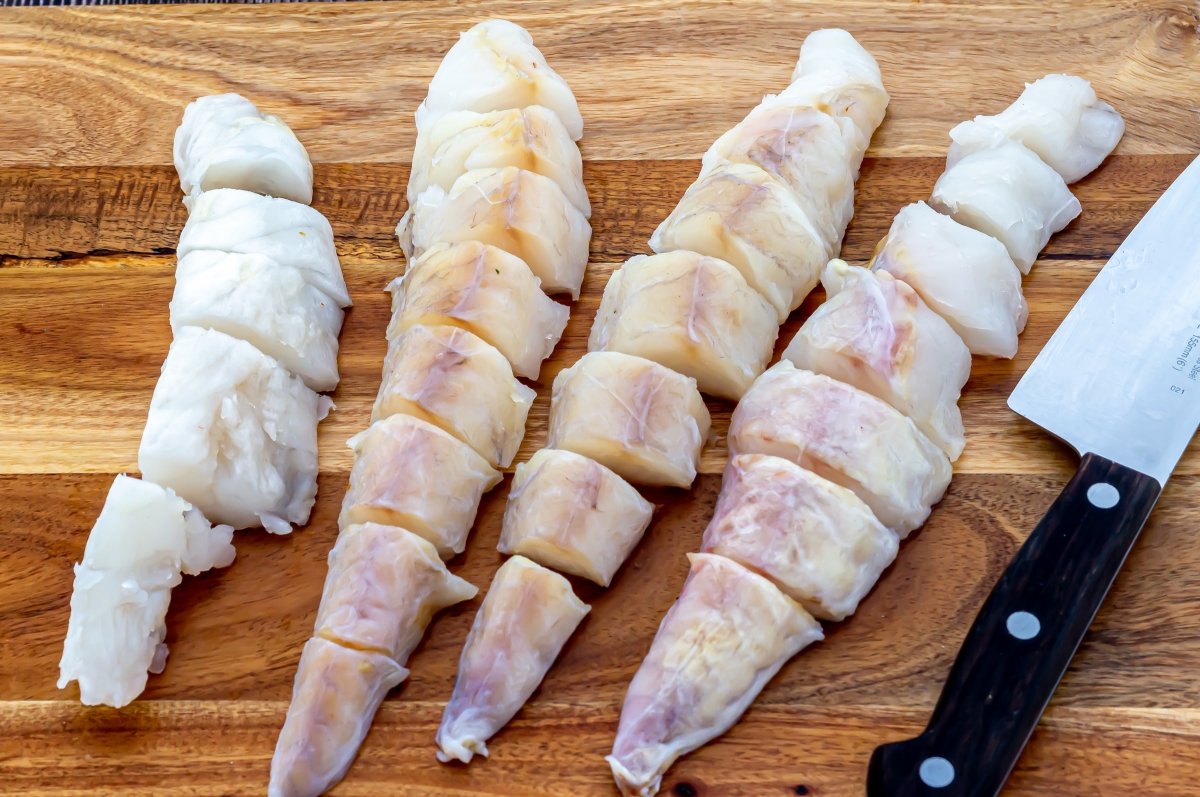 Cortar el rape en trozos de un bocado