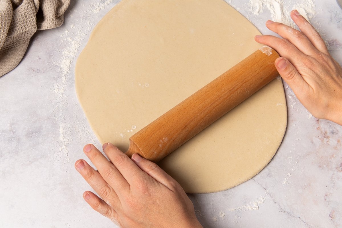 Estirando con el rodillo la masa de empanadillas