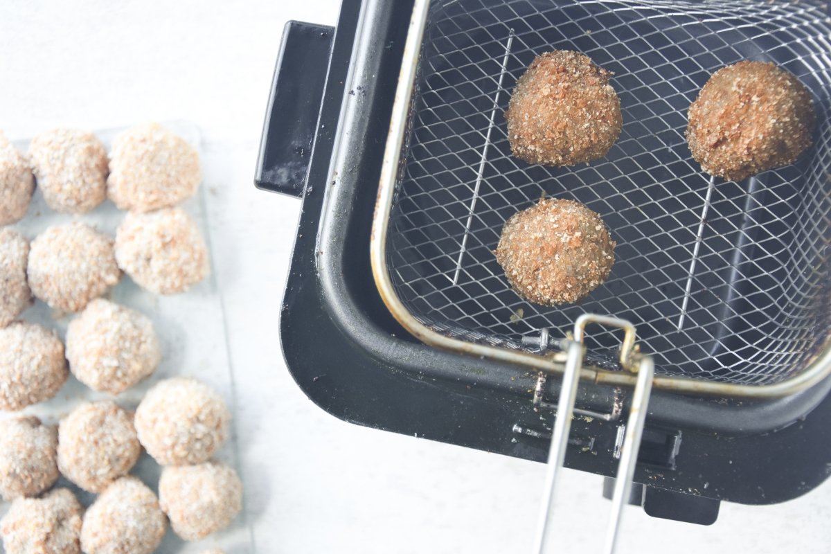 Freímos las croquetas veganas