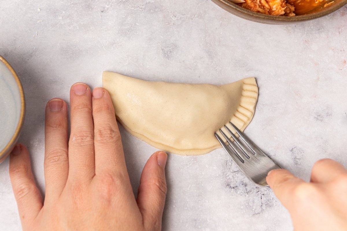 Sellando con el tenedor la masa de empanadillas