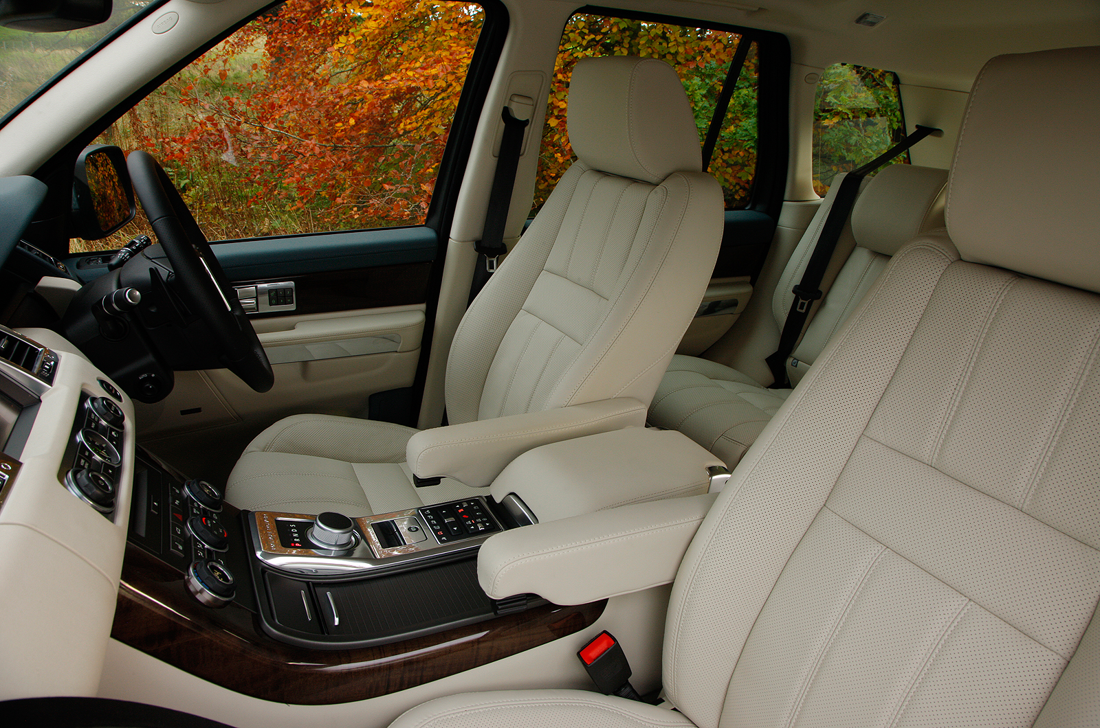 Driving position is textbook Range Rover: upright, comfy and commanding Range Rover Sport front seats