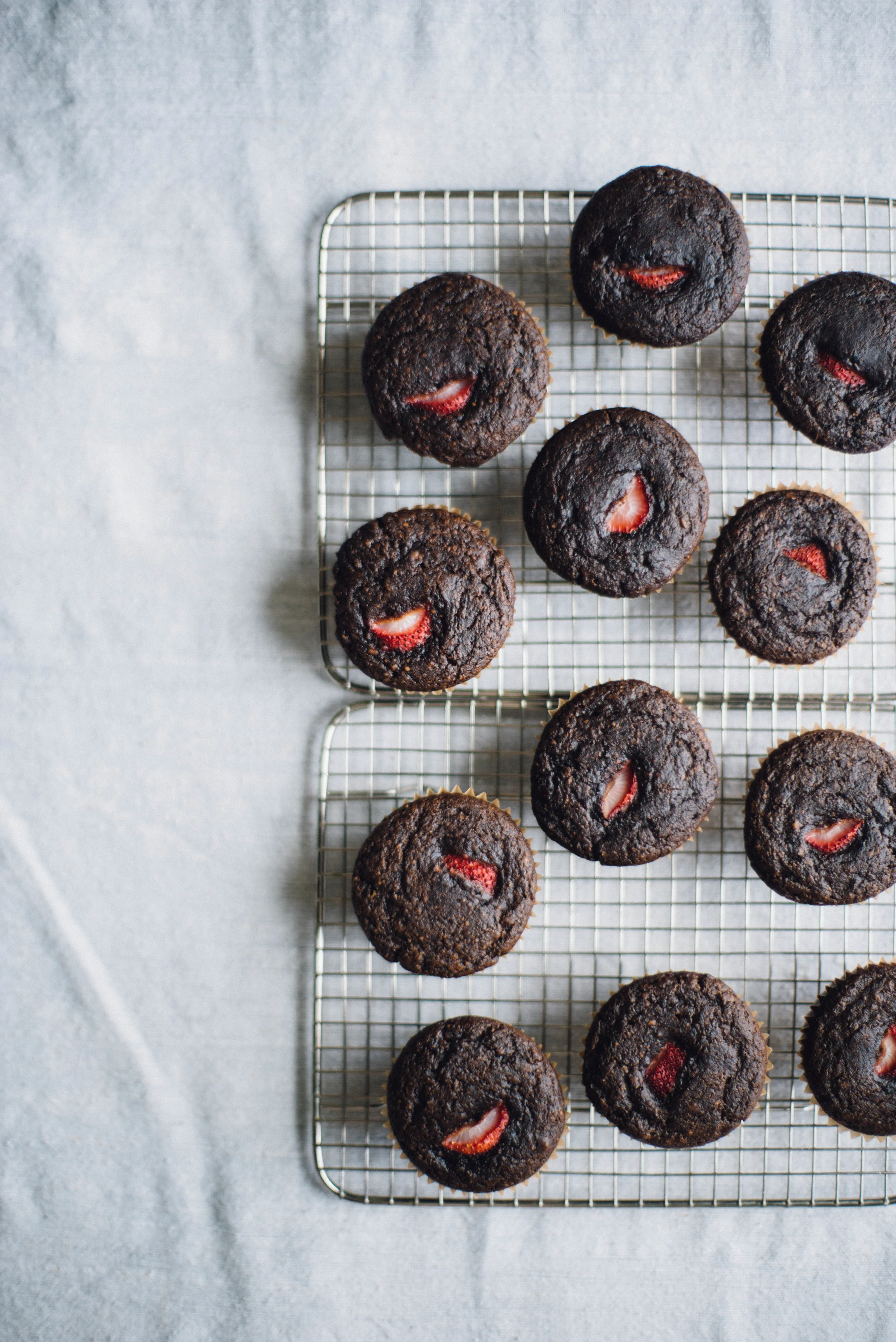 strawberry-oat cacao muffins | dolly and oatmeal