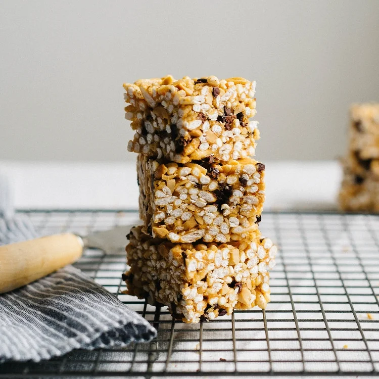 (no bake) peanut butter &amp; cacao nib cereal bars