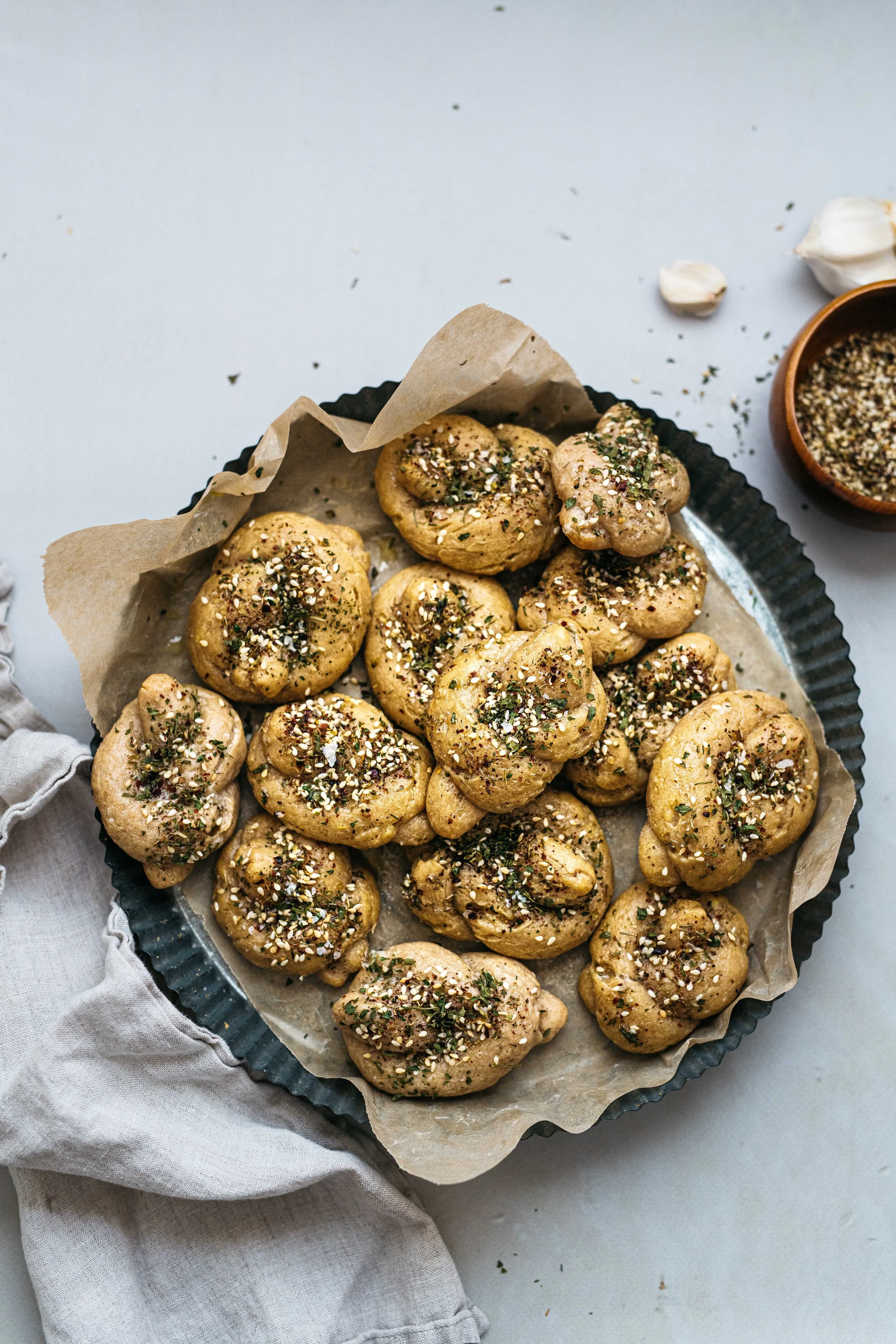 ZA'ATAR GARLIC KNOTS (GLUTEN-FREE & VEGAN) | dolly and oatmeal