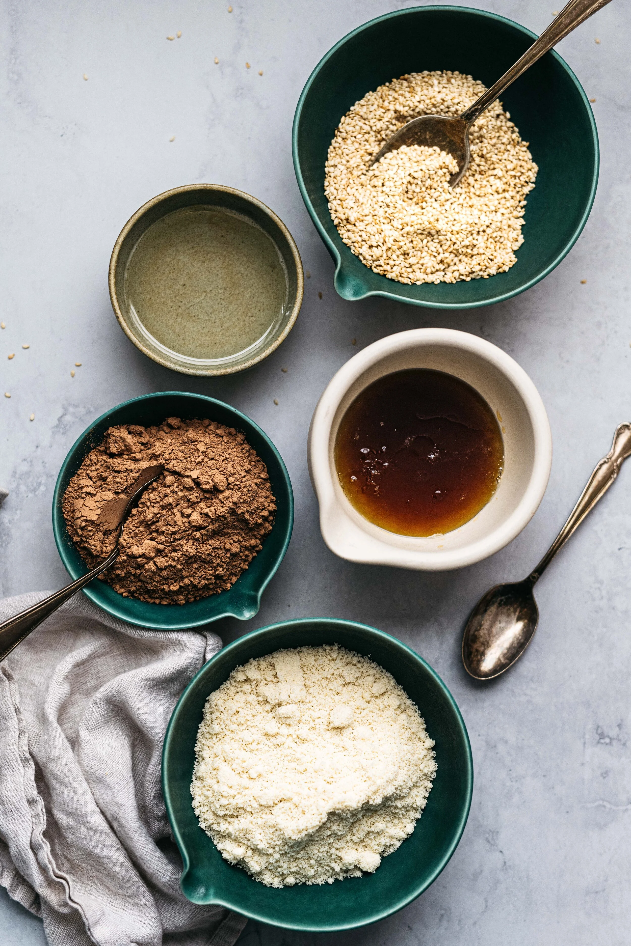 CHOCOLATE SESAME THUMBPRINTS W/ MAPLE-TAHINI CARAMEL | dolly and oatmeal