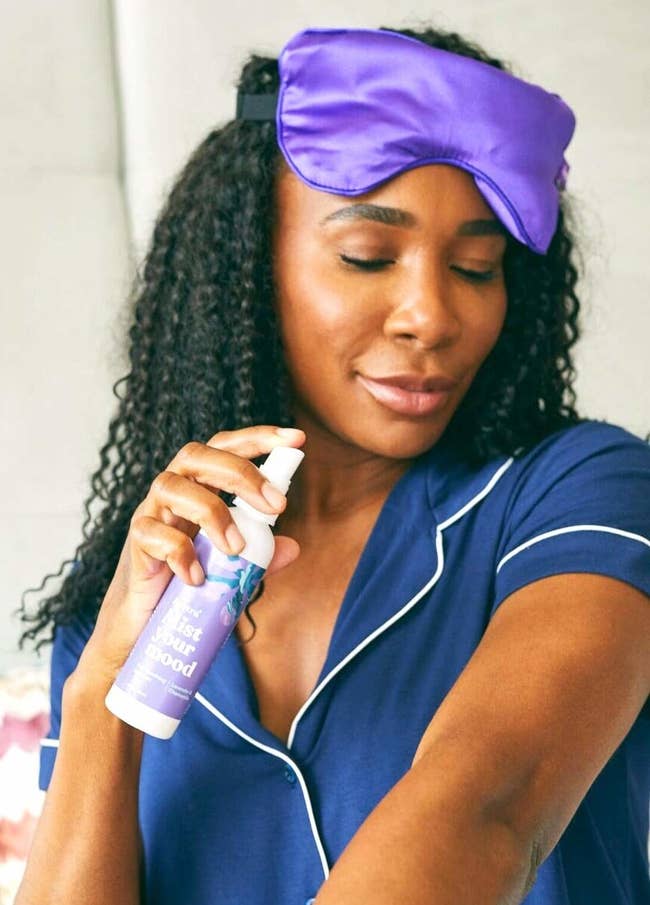 Venus Williams spraying the mist on her arm