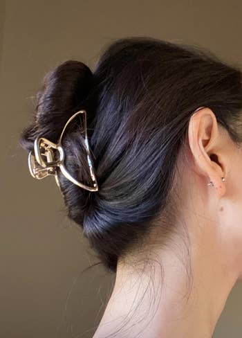 Reviewer with hair pulled into a bun with the clip at the back