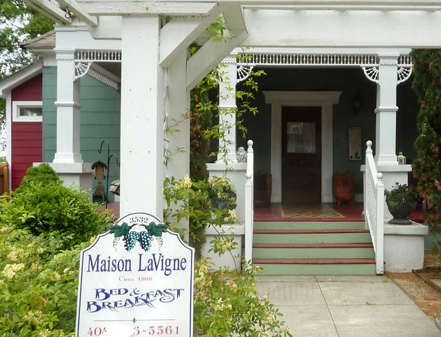 P1090885-2011-04-15-Hapeville-S-Funton-Ave-Maison-LaVigne-BnB-detail