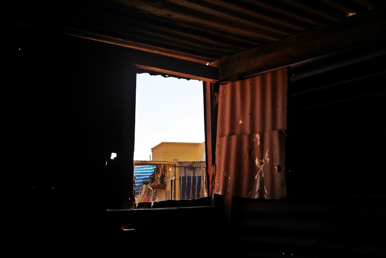 Blick aus einem Fenster auf eine Straße in Soweto, aufgenommen auf einer Fahrradtour mit Lebo´s Backpackers