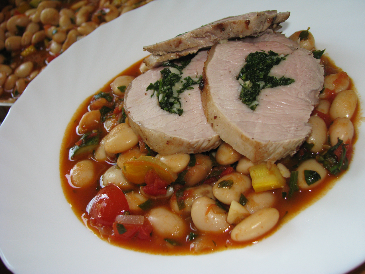 L'Astet, Haricots tarbais aux tomates,egészben sült zöldfűszeres karaj, paradicsomos bab