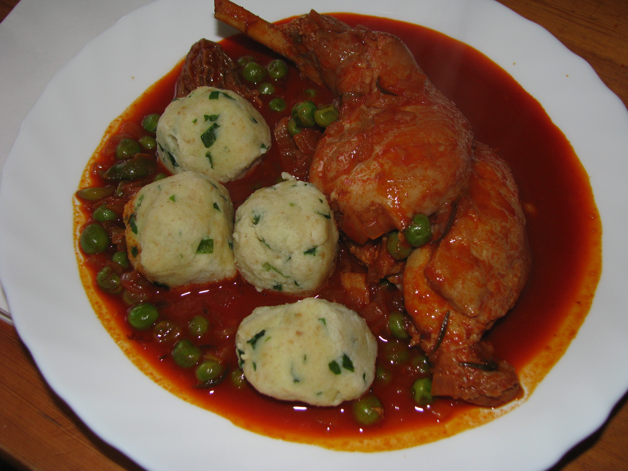 Nyúlpaprikás kucsmagombával zöldborsóval