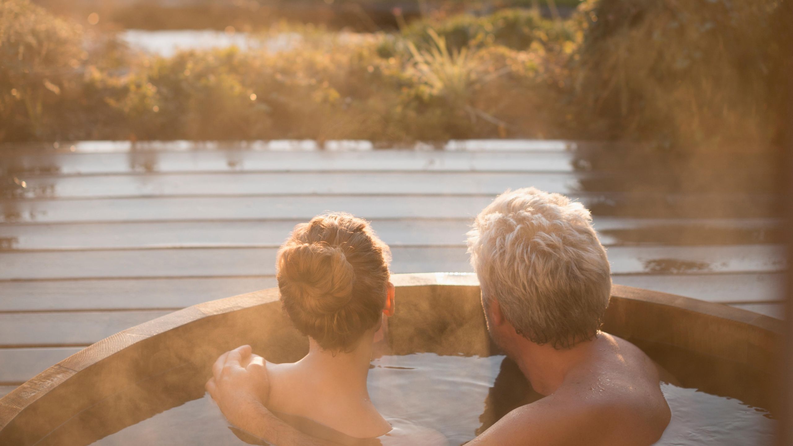 Pareja en jacuzzi en la naturaleza