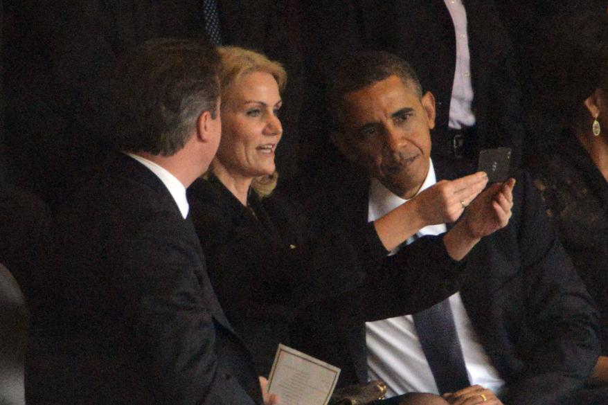 Obama Mandela selfie