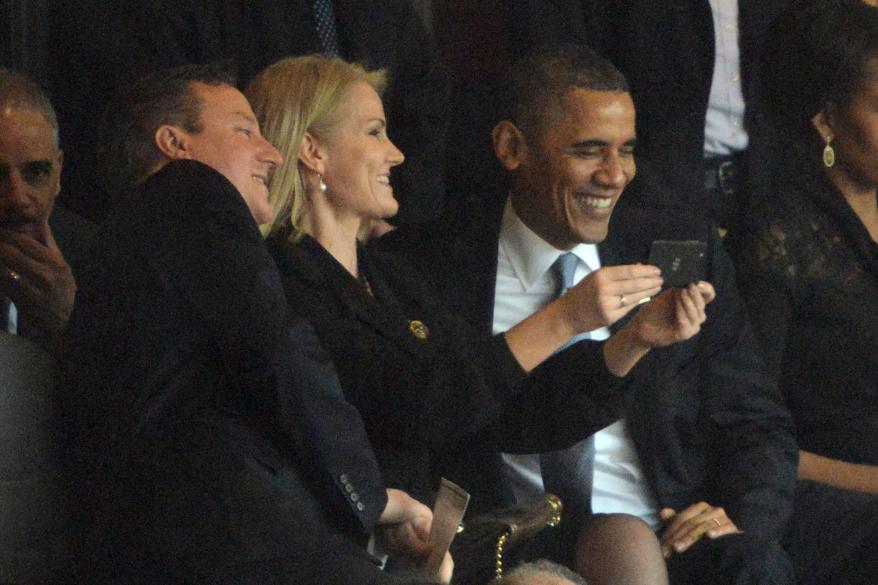 Obama Mandela selfie
