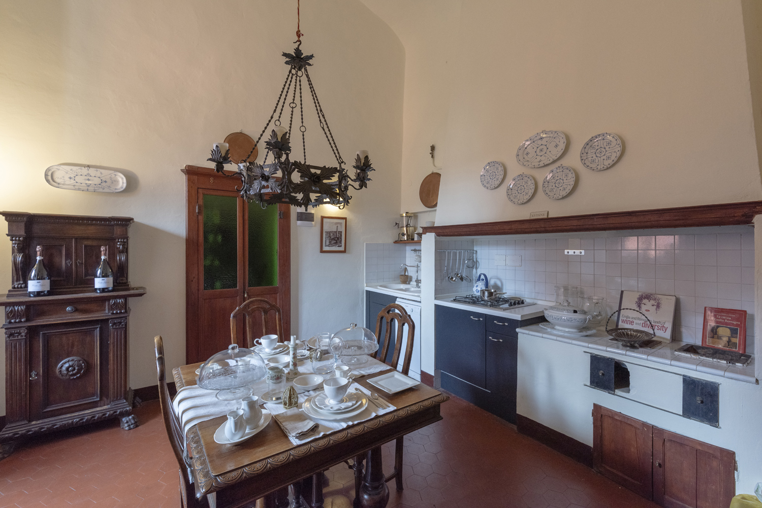 Vista panoramica di Bologna dalla Torre Prendiparte, dimora storica in centro