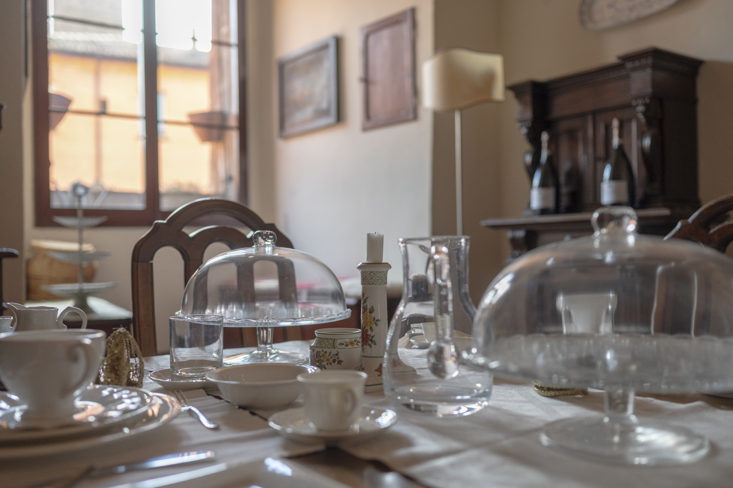 Dettaglio degli interni della Torre Prendiparte, dimora storica dove dormire a Bologna