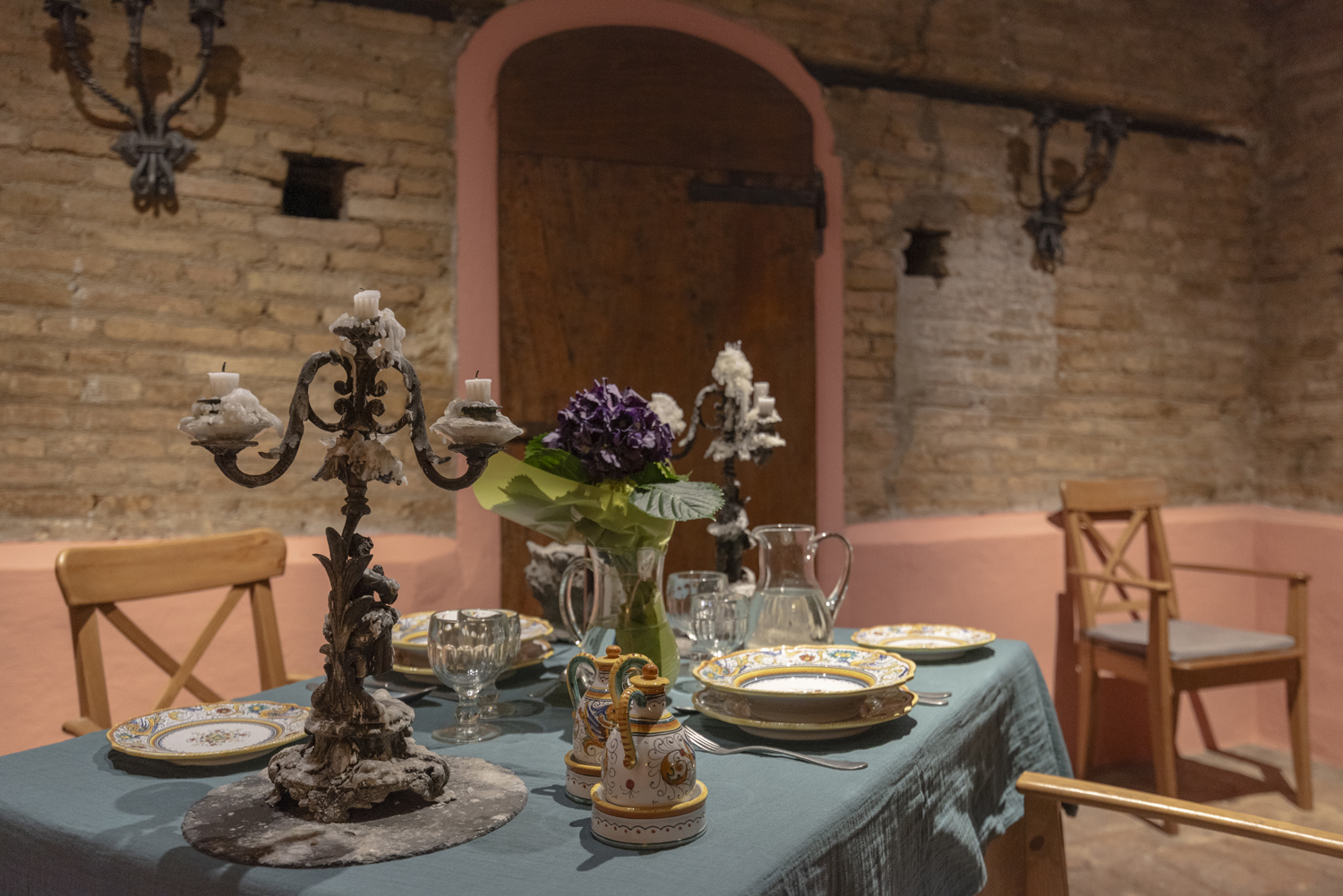 Dettaglio degli interni della Torre Prendiparte, dimora storica dove dormire a Bologna